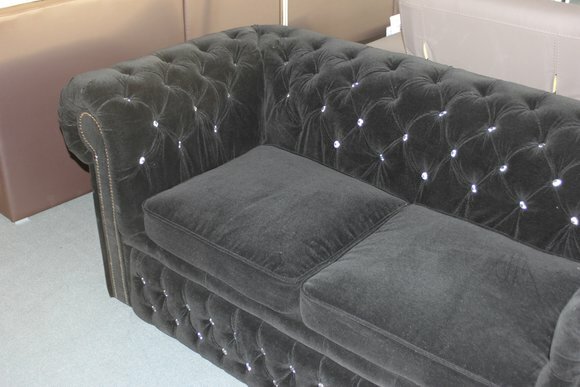 Chesterfield Designer Sofa 2 Sitz Garnitur Polster Couch Textil Stoff Lagerware mit Chesterfield Designer Sofa 2 Sitz Garnitur Polster Couch Textil Stoff Lagerware mit