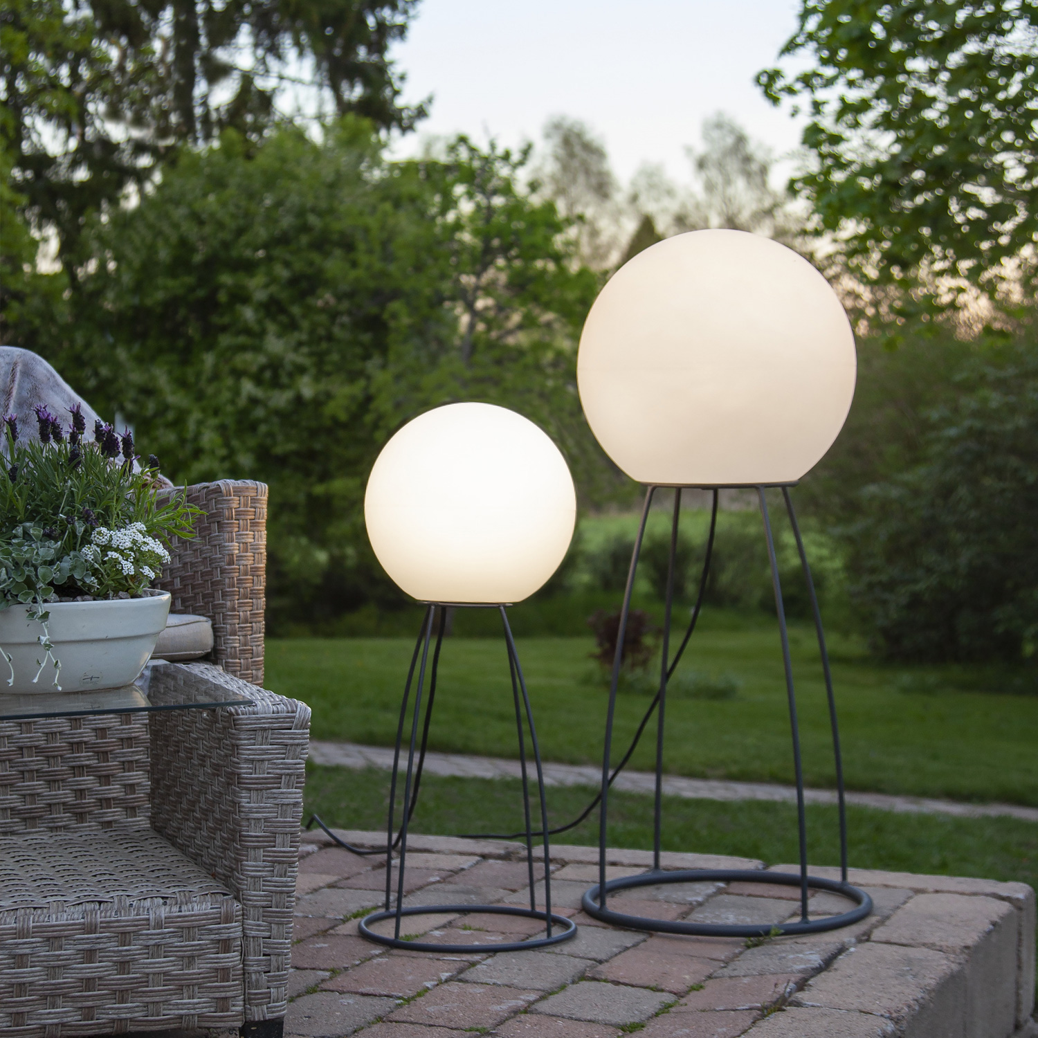 Beistelllampe/Gartenlampe - E27 Fassung - H: 70cm D: 29cm - max 23W - für Innen/Außen - weiß