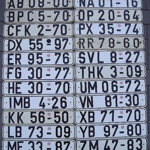 Kompletter Satz mit 22 original DDR Nummernschildern