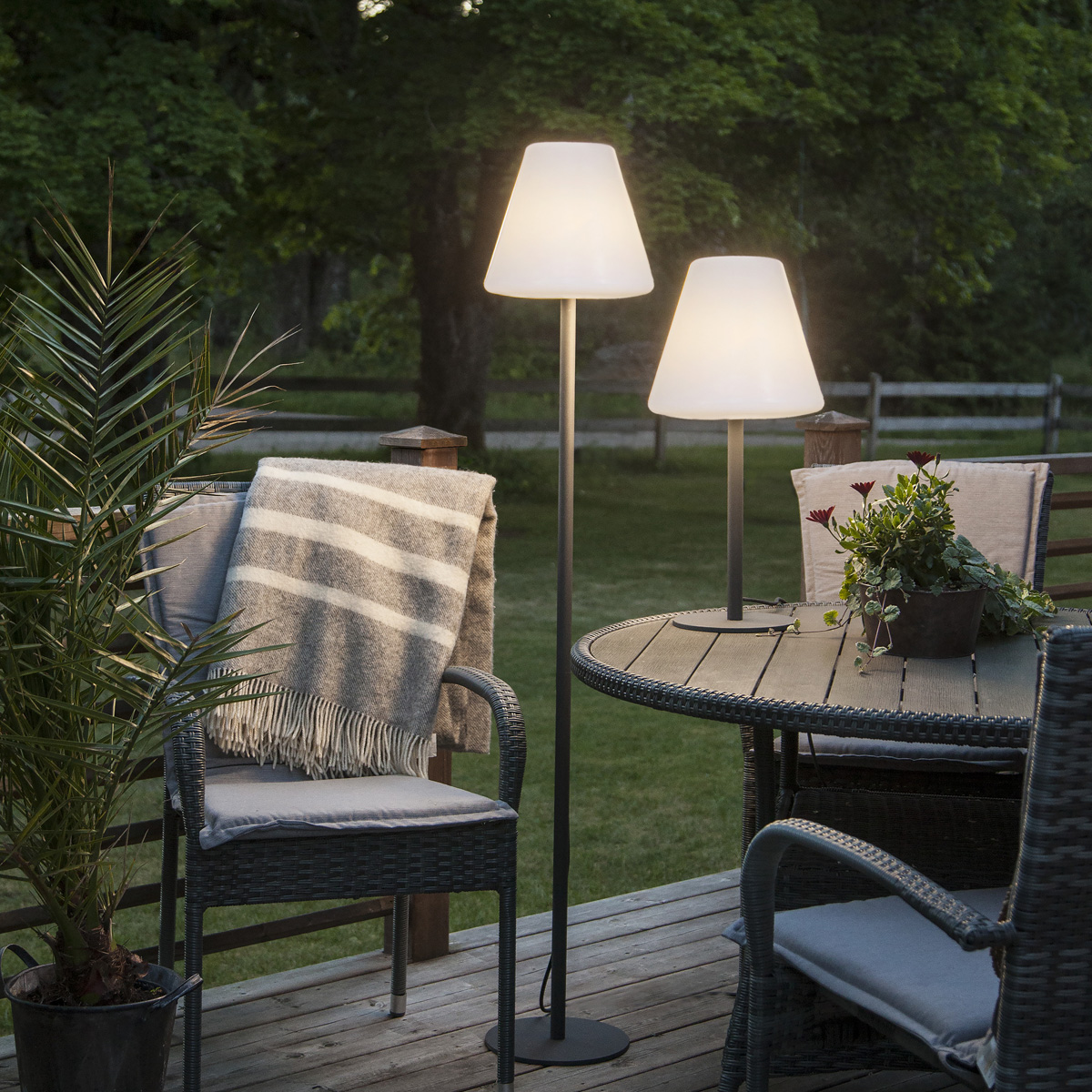 Garten Beistelllampe/Tischlampe - H: 60cm - weißer Lampenschirm - E27 Fassung - Innen/Außen Garten Beistelllampe/Tischlampe - H: 60cm - weißer Lampenschirm - E27 Fassung - Innen/Außen