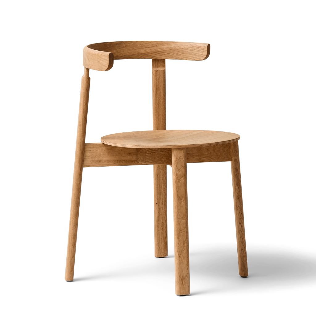 FORM & REFINE - Lunar Chair - stapelbarer Esszimmerstuhl aus Eichenholz FORM & REFINE - Lunar Chair - stapelbarer Esszimmerstuhl aus Eichenholz