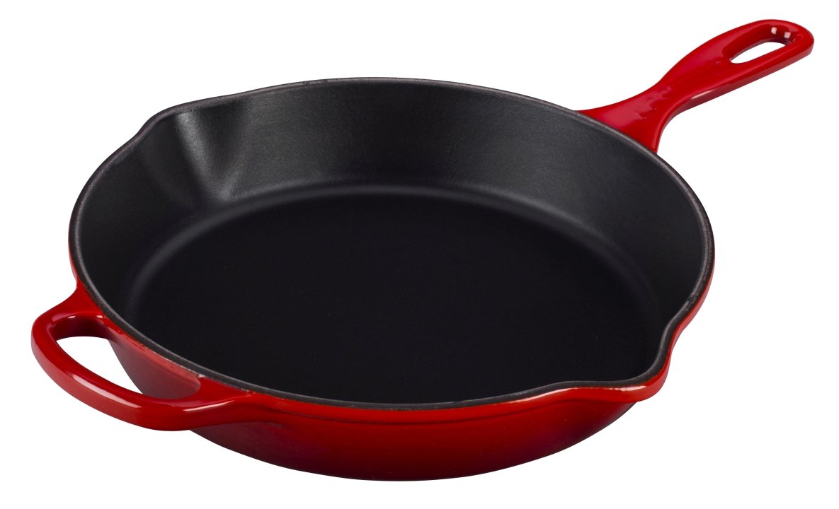 Le Creuset Brat- u.Servierpfanne Sig 26cm SIG in Farbe Kirschrot - Gallery 1 Le Creuset Brat- u.Servierpfanne Sig 26cm SIG in Farbe Kirschrot