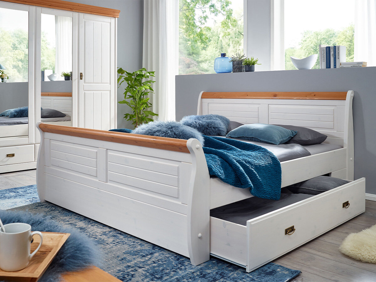 G+K Bett II Landhausstil mit Bettkasten 140x200, Kiefer massiv weiß gewachst, Absetzungen honig - Gallery 1 G+K Bett II Landhausstil mit Bettkasten 140x200, Kiefer massiv weiß gewachst, Absetzungen honig