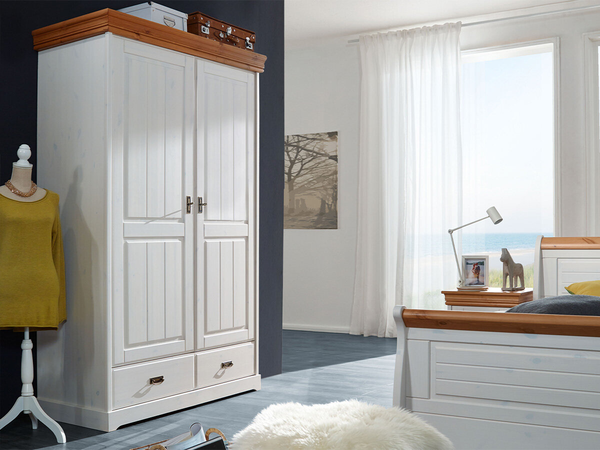 G+K Kleiderschrank II Landhausstil 2-trg., stehende Montage, Kiefer massiv weiß gewachst, Absetzungen honig G+K Kleiderschrank II Landhausstil 2-trg., stehende Montage, Kiefer massiv weiß gewachst, Absetzungen honig