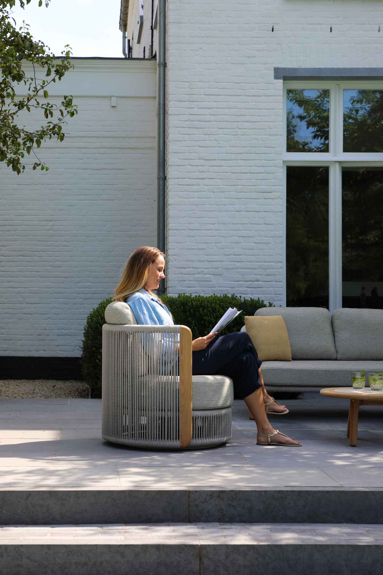 Haven Drehbarer Outdoor Lounge-Sessel in Mokka - Gallery 1 Haven Drehbarer Outdoor Lounge-Sessel in Mokka