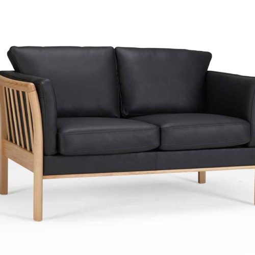ScandinavianUpholstery Sofa Aya K129 (2-Sitzer) Eiche lackiert PK3 537 Blue Bouclé Armteilneigung links ScandinavianUpholstery Sofa Aya K129 (2-Sitzer) Eiche lackiert PK3 537 Blue Bouclé Armteilneigung links