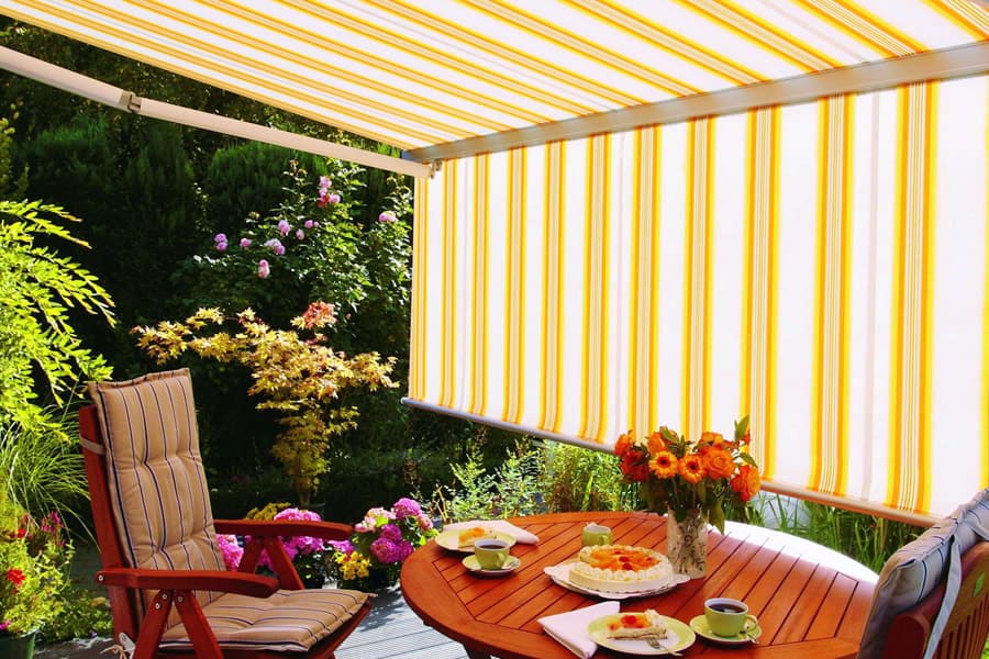 Gelenkarmmarkise Eco Plus nach Maß - Individuell wählbar bis zu 600.00 x 300.00 cm (B x H) - Gelenkarmmarkise Eco Plus - Mit variablen Vario Volant gegen tiefstehende Sonneneinstrahlung